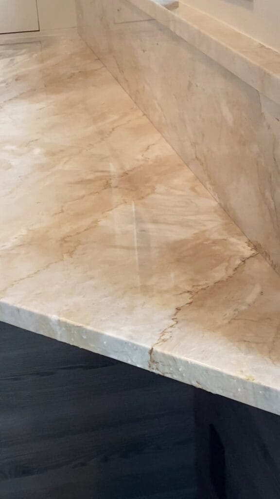 Veined stone countertop edge